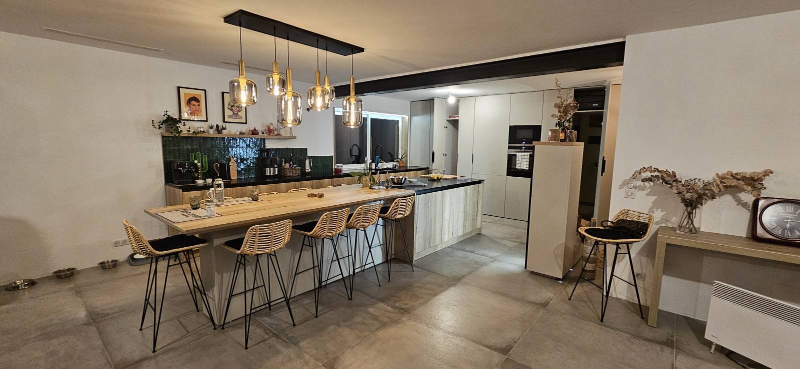 Fabrication sur mesure d'une cuisine chaleureuse, en noir et bois, avec aménagement d'entrée près d'Aix en Provence