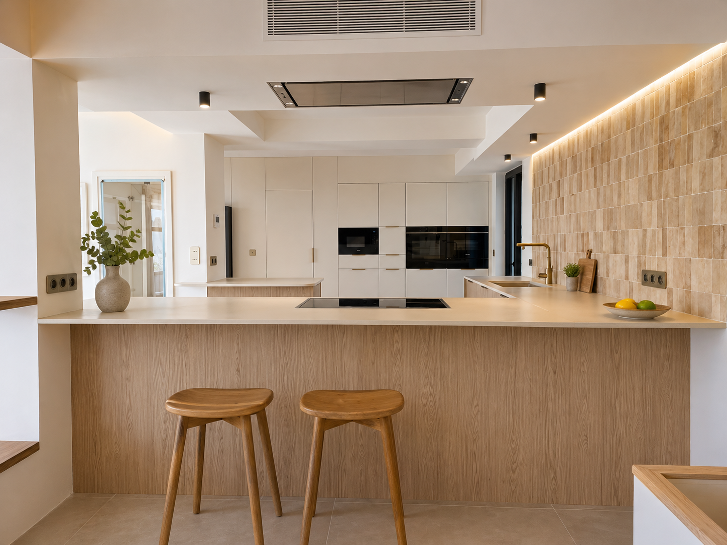 Cuisine mélaminé beige avec habillage mural intégrant porte arrière cuisine à Sanary