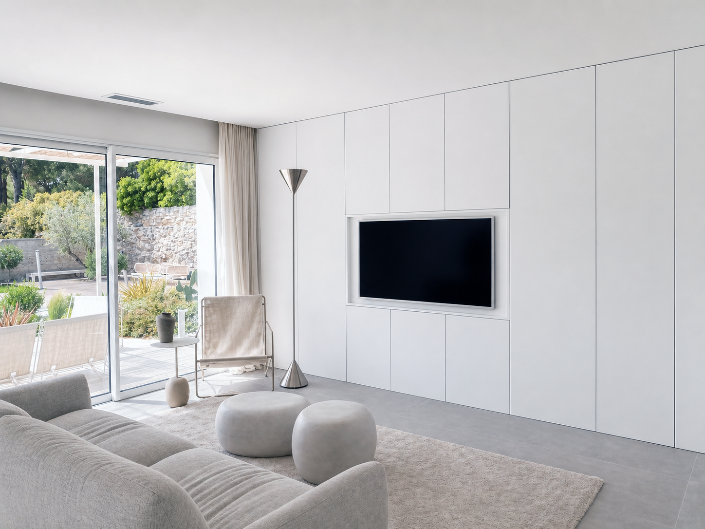 Conception d’un mur TV sur mesure toute hauteur avec porte dérobée à La Couronne