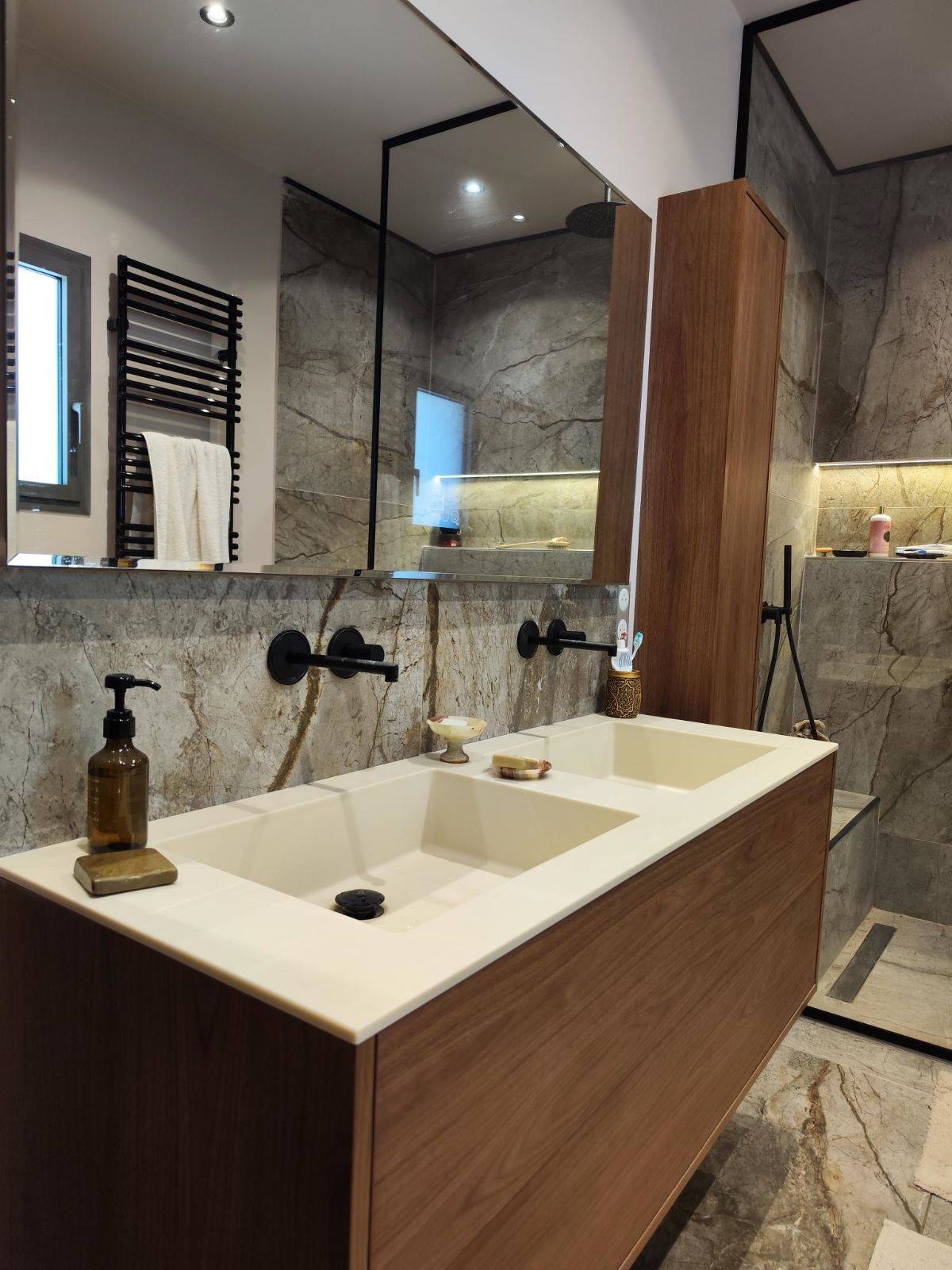 Meuble de salle de bains suspendu avec plan en corian et robinets encastrés