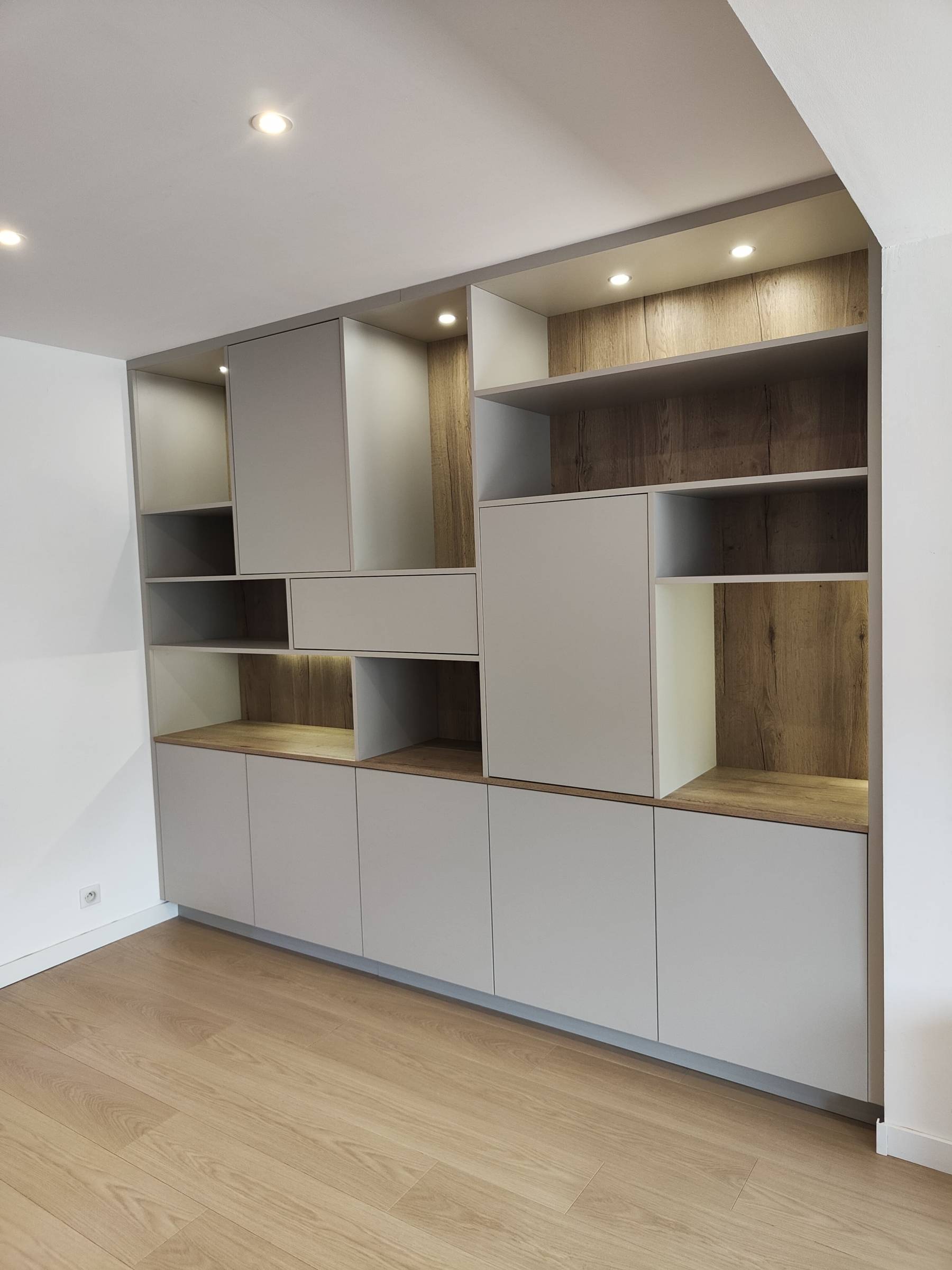 Fabrication d'un meuble de rangement toute hauteur en bois