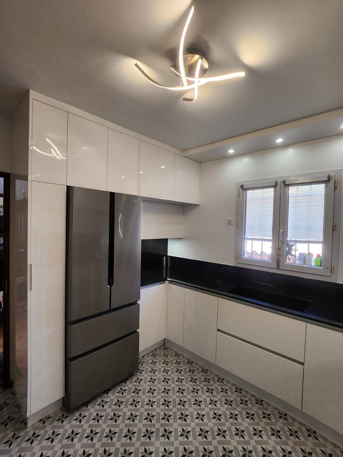 Cuisine en 'u' blanc brillant et noir