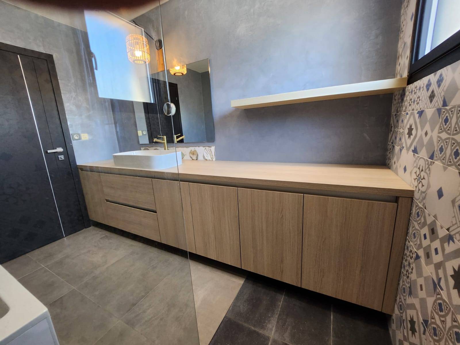 Meuble de salle de bains sur mesure entre murs