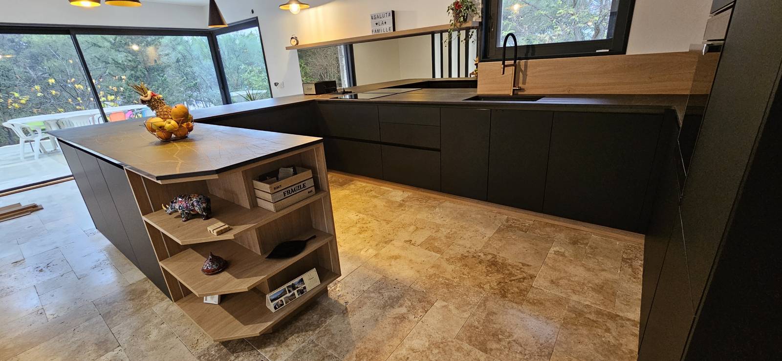 Cuisine en u en noir et bois