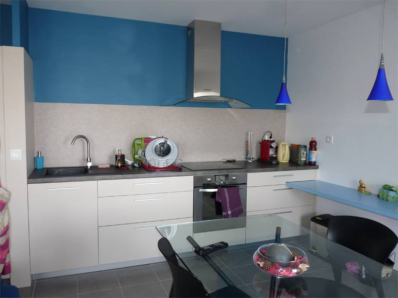 Réalisation d'une cuisine en stratifié, béton et beige rosé