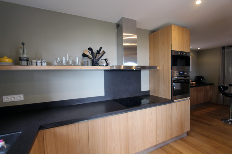 Vue sur l'espace cuisson de la cuisine