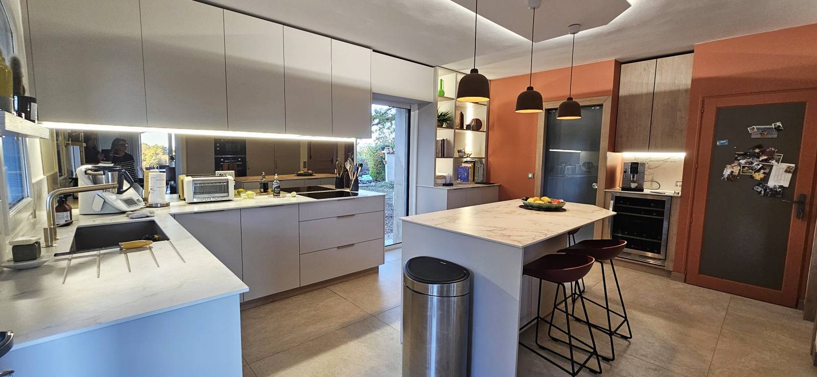 Conception et fabrication d’une cuisine intemporelle et bois, LUG+, à Châteauneuf le Rouge