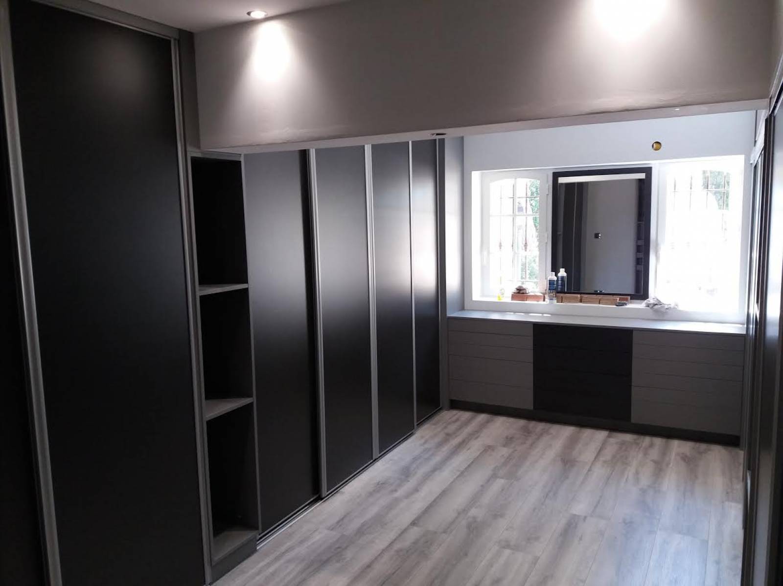 Dressing toute hauteur avec découpes autour des poutres